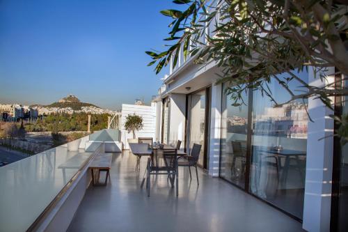 Luxury Penthouse touching the Acropolis by GHH