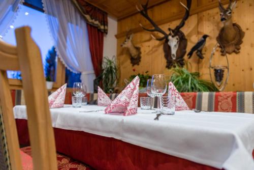 a table with red and white pillows on it at Naturhotel Waldheim in Anterivo