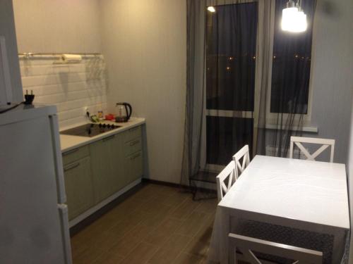 
A kitchen or kitchenette at Apartment on Pulkovskoe
