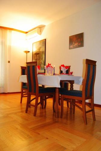 comedor con mesa y 4 sillas en Apartman Lili, en Vrnjačka Banja