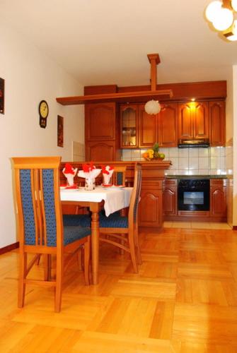 cocina con mesa y sillas en una habitación en Apartman Lili, en Vrnjačka Banja