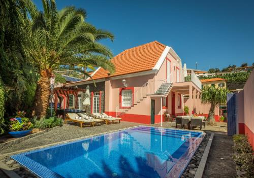 a house with a swimming pool in a yard at Casa dos Francelhos in Funchal