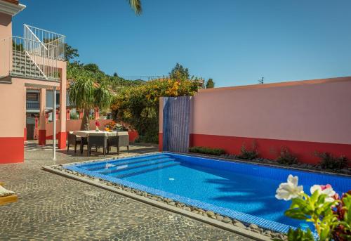 a swimming pool in the backyard of a house at Casa dos Francelhos in Funchal