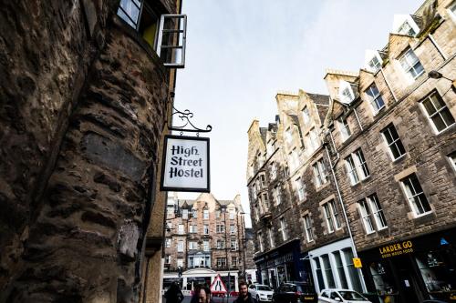 El barrio en el que está el hostal o un barrio cercano