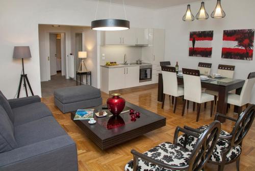 Kuchyňa alebo kuchynka v ubytovaní Exceptional Penthouse close to Acropolis Museum by GHH