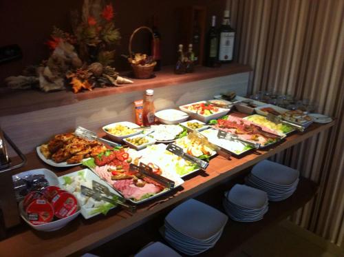 Comida en o cerca de este hotel