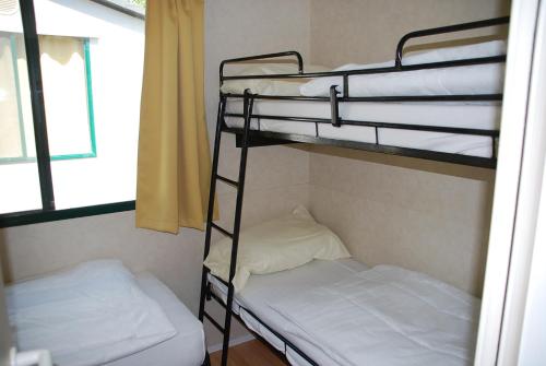 two bunk beds in a room with a window at Brevar - Toscane in Torre del Lago Puccini