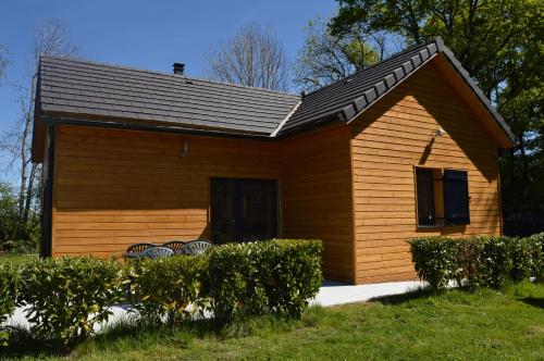 Photo de la galerie de l'établissement Gîte chalet bois avec spa privatif, à Mauriac