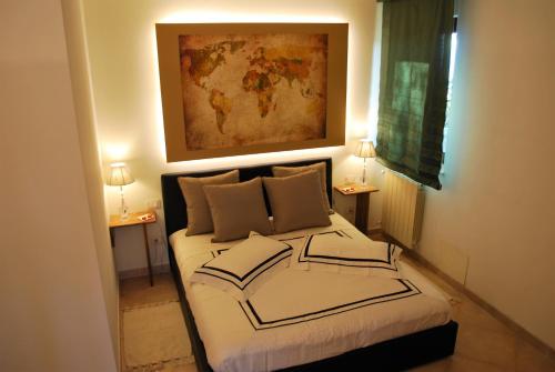 アーチ・トレッツァにあるEtna Hills seaのベッドルーム1室(壁に地図を掲載したベッド1台付)