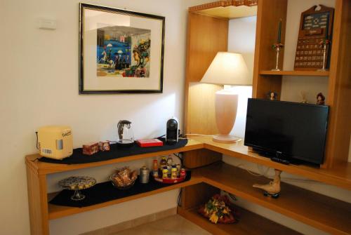 アーチ・トレッツァにあるEtna Hills seaのデスク、薄型テレビが備わる客室です。