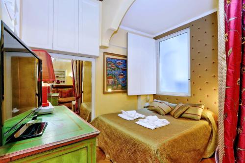 ローマにあるPantheon charming apartmentのベッドルーム(ベッド1台、デスク、鏡付)