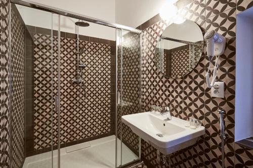 y baño con lavabo y ducha. en Apartman atelier Paral, en Český Krumlov