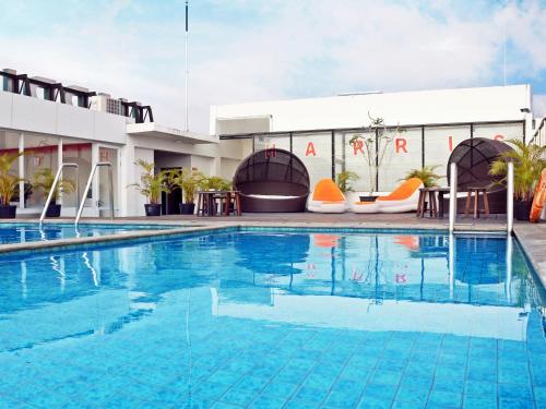 HARRIS Hotel Pontianak 내부 또는 인근 수영장