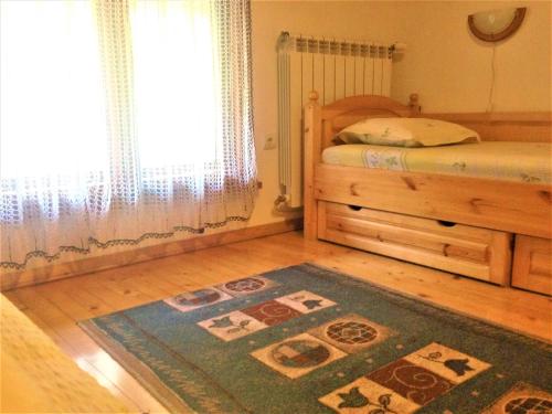 1 dormitorio con cama y alfombra en el suelo en "Tipografov" Guest House, en Veliko Tŭrnovo