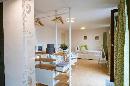 een kamer met een bed, een bureau en een tafel bij Modern Apartment Charvátova in Praag