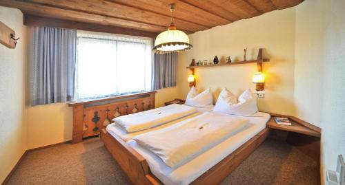 ein Schlafzimmer mit einem großen Bett und einem Fenster in der Unterkunft Haus Salzburg in Seefeld in Tirol
