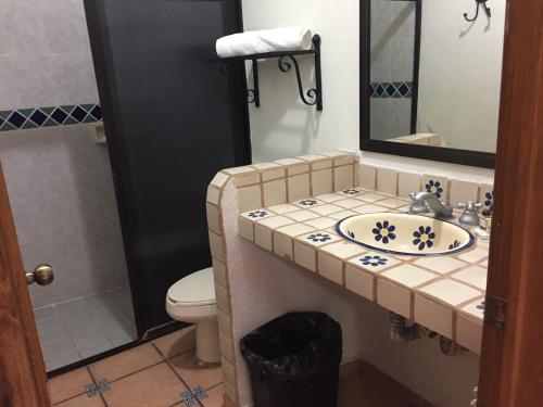 Bilik mandi di Hotel Montroi Express