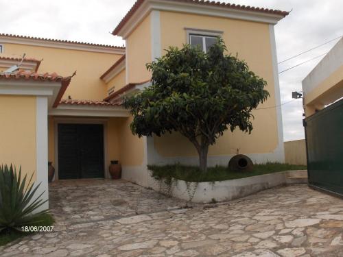Το κτήριο όπου στεγάζεται  the country house