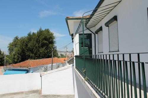 una casa con una porta verde e una recinzione di Residencial Paranhos a Porto