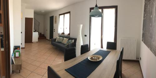 sala de estar con mesa y sofá en Casa Dany, en Lugagnano