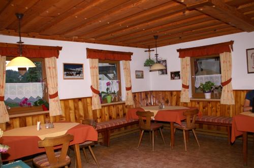 Reštaurácia alebo iné gastronomické zariadenie v ubytovaní Pension Oberhorner