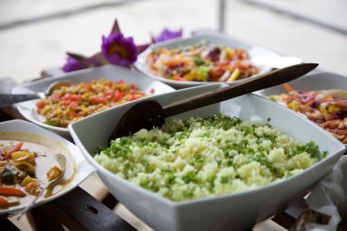 Makanan di atau berdekatan chalet