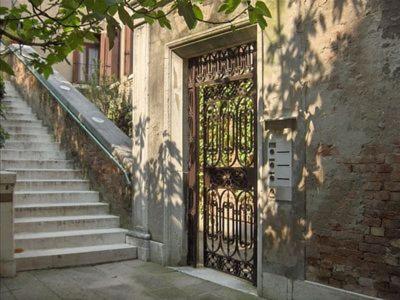 ヴェネツィアにあるLuxury apartment on the Grand Canalの階段の建物への扉