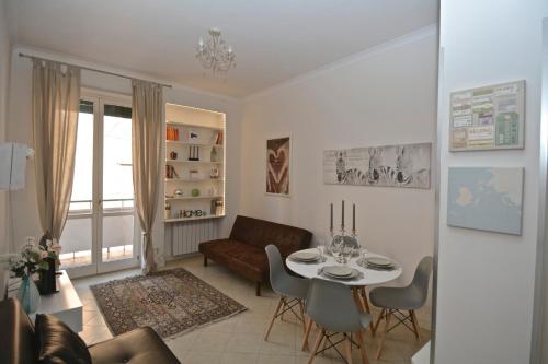 salon ze stołem i kanapą w obiekcie House & The City - Apartments in Rome w Rzymie