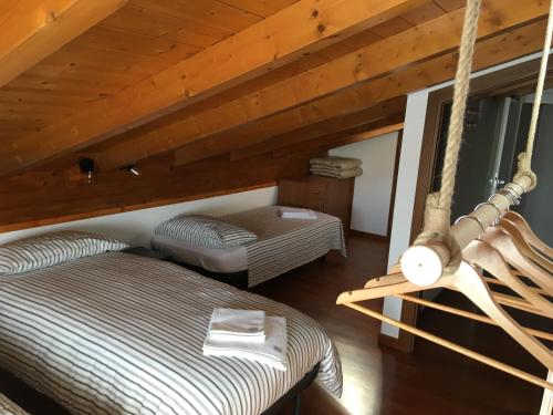 a room with two beds and a swing at Casa Dany in Lugagnano