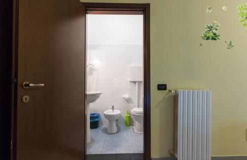 un baño con inodoro y lavabo en Hotel Greco, en Milán