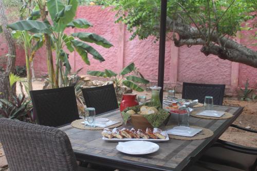 Chales Jack & Jill في بيبا: طاولة خشبية عليها طعام