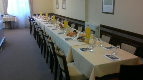 a long row of tables in a room at Penzion Kiska Kežmarok in Kežmarok