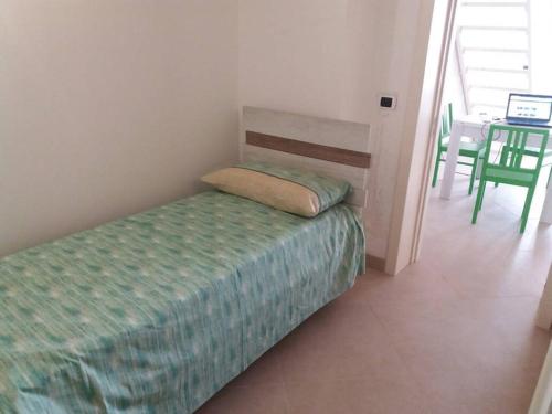 メレンドゥーニョにあるAppartamento Corte Incasili "B"のベッドルーム1室(ベッド1台、テーブル、椅子付)