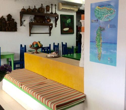 a dining room with a counter with a table and chairs at La Posada De Lulú in San Andrés
