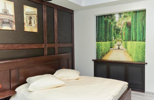 Una cama o camas en una habitación de Nashe Misto Guest House