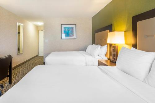 Ένα ή περισσότερα κρεβάτια σε δωμάτιο στο Clarion Hotel & Conference Centre