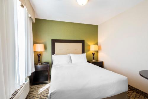 Ένα ή περισσότερα κρεβάτια σε δωμάτιο στο Clarion Hotel & Conference Centre