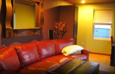 um sofá de couro castanho numa sala de estar em Apocalypto Motel em Neah Bay