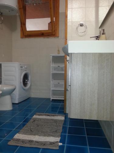 a bathroom with a sink and a washing machine at La Perla del Mare in Castelsardo