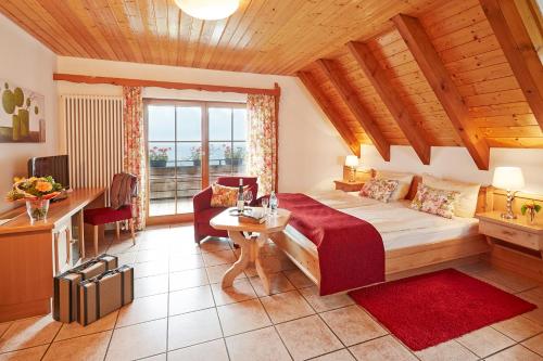 Hotel Spinnerhof في ساسباخفالدن: غرفة نوم بسرير وطاولة في غرفة