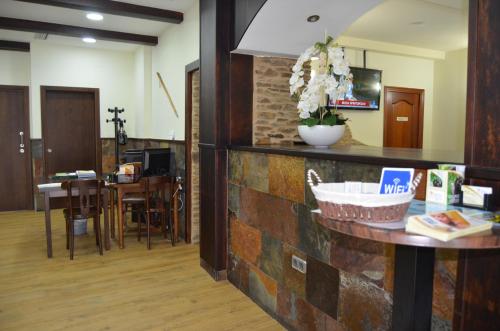 a lobby with a counter and a dining room at Albergue del Peregrino in Arzúa