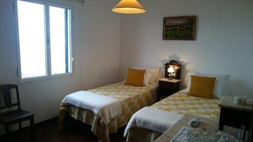 um quarto de hotel com duas camas e uma janela em Vila Pragelas em Santa Cruz - Madeira