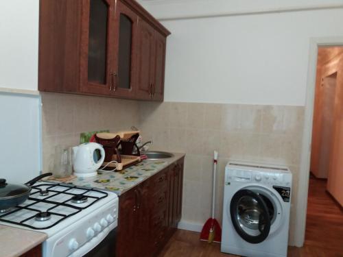基斯洛沃茨克的住宿－1-комнатная квартира，厨房配有炉灶和洗衣机。