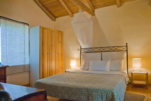een slaapkamer met een groot bed in een kamer bij Agathes Traditional Houses in Kástellos
