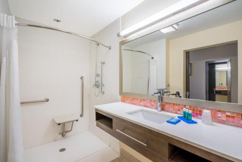 y baño con lavabo y espejo. en Holiday Inn Express & Suites Nassau, an IHG Hotel, en Nassau