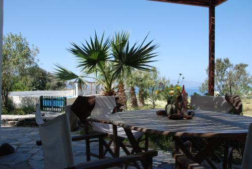 einen Holztisch und Stühle auf einer Terrasse in der Unterkunft Siskosplace in Oia