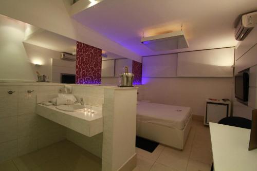 y baño con lavabo y aseo. en Motel Vivre (Adult Only), en São Paulo
