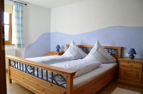 Ein Bett oder Betten in einem Zimmer der Unterkunft Fehrenbacherhof Naturgästehaus