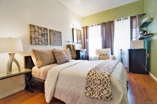 a bedroom with a large bed and a television at Hotel Royal in Long Beach