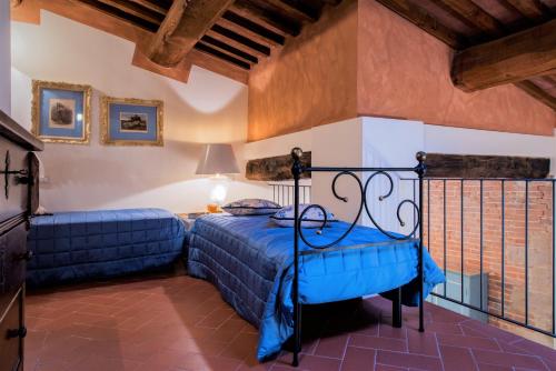 a bedroom with two beds and a window at L'antico granaio in Forcoli